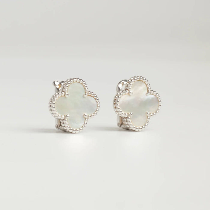 Boucles d’oreilles Van Cleef & Arpels Vintage Alhambra Nacre en or blanc