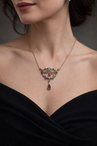 Pendentif Pendentif vintage en or jaune et platine orné de rubis et de diamants 58 Facettes 50414