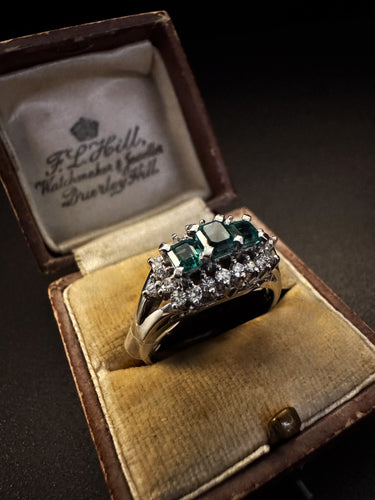 Bague 54 Bague en platine ornée d'émeraudes et de diamants 58 Facettes