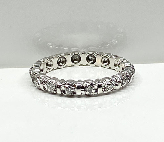 Bague 50 Alliance en or blanc sertie de 16 diamants 58 Facettes AB583