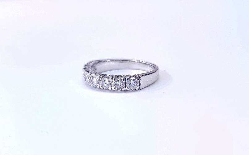 Bague 54 Bague demi-alliance sertie de diamants en or blanc 18k 58 Facettes Al.Demi.B.1ct.DV