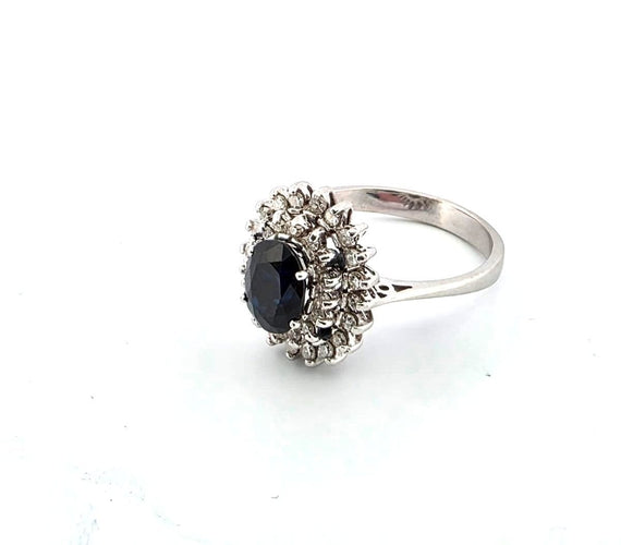 Bague vintage en or blanc 18 carats avec centre et bordure sertie de saphirs et de diamants