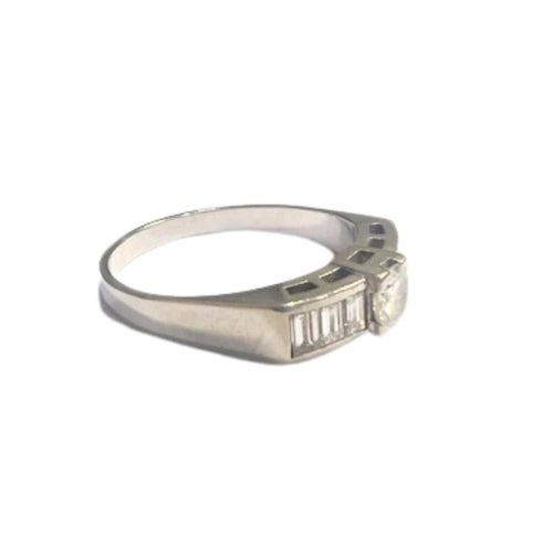 Bague 53.5 Bague contemporaine moderne en or avec diamants 58 Facettes Q51B