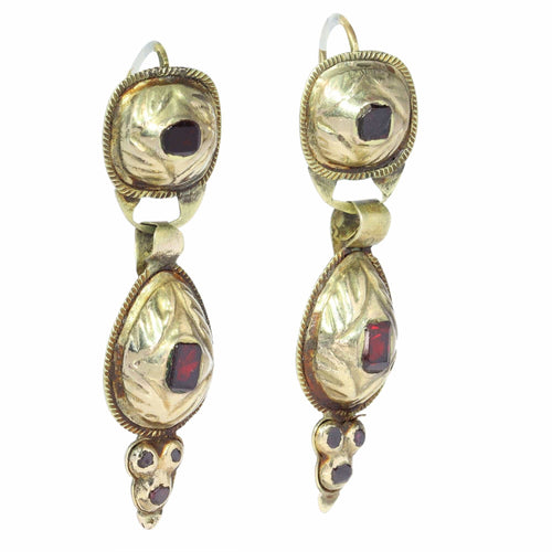 Boucles d'oreilles Boucles d'oreilles ibériques du milieu du XVIIIe siècle – Grenats en or avec dos floraux ciselés 58 Facettes 25115-0314