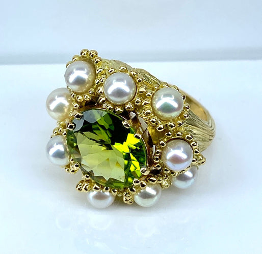 Bague 52 Bague coktail en or jaune 18 carats, péridot 3,98 ct et 9 perles 58 Facettes AB571