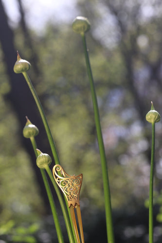 Montre L'attrait artistique de l'Art nouveau : un peigne à cheveux en corne et diamant 58 Facettes 18017-0151
