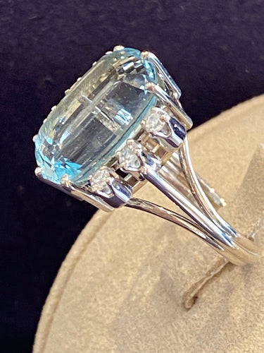 Bague 54 Bague cocktail en or gris ornée d'une aigue-marine et diamants 58 Facettes