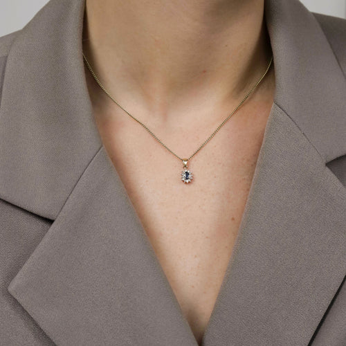 Pendentif Pendentif entourage saphir bleu ovale et diamants en or jaune 18k 58 Facettes 2505001