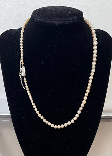 Collier Art Déco perles de culture en chute fermoir or gris et diamants 45 cm