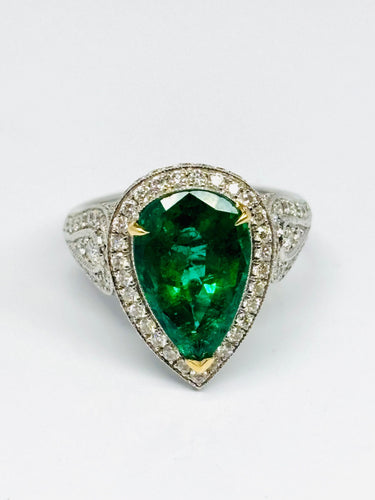 Bague 53 Bague moderne en or jaune avec émeraude naturelle en forme de poire et diamants 58 Facettes E19