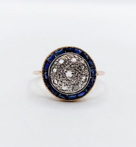 Bague 51.5 Bague cible art deco or jaune 18k ornée de diamants taillés en roses entouré de saphirs calibrés synthétiques (circa 1930) 58 Facettes A04977