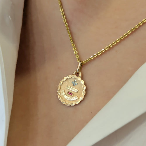 Pendentif Maison Augis - Pendentif Médaille d'Amour en or jaune et rubis 58 Facettes 32303