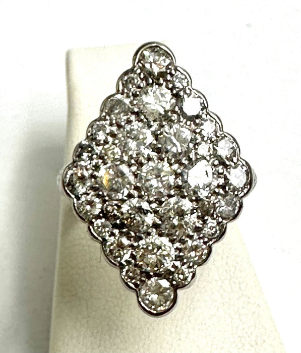Bague 48 Superbe bague en diamants de forme losange des années 1920 58 Facettes