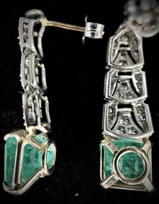 Paire de boucles d'oreilles pendantes sertie de 6 carats d'émeraudes