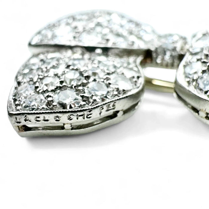 Broche LACLOCHE FRÈRES - Broche noeud en platine pavée de diamants. 58 Facettes
