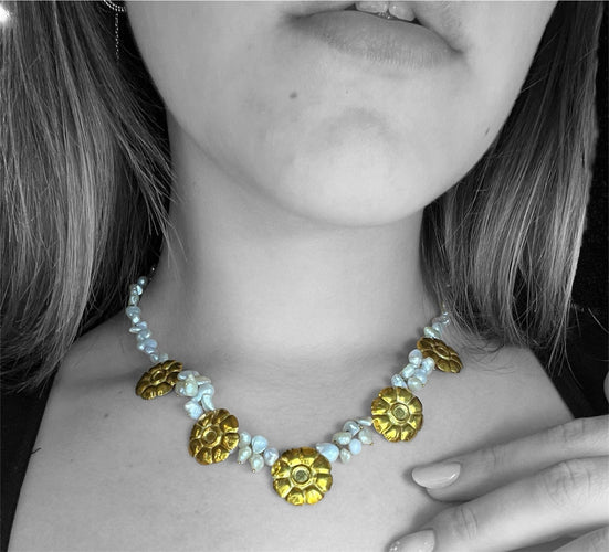 Collier Collier avec perles de rivière et marguerites dorées 58 Facettes