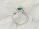 Bague 53 Bague entourage en or blanc, émeraude 0.61ct et diamants 58 Facettes 33176