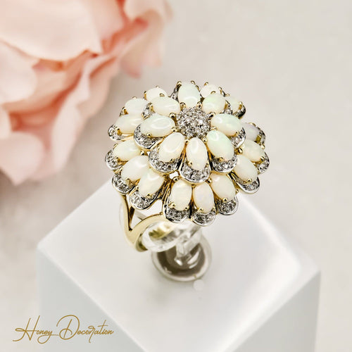 Beeindruckender 14 Karat Blüten-Goldring mit leuchtenden Opalen