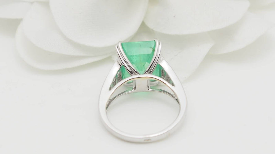 Bague 54 Bague en or blanc, Emeraude 7cts de Colombie et diamants 58 Facettes 32632