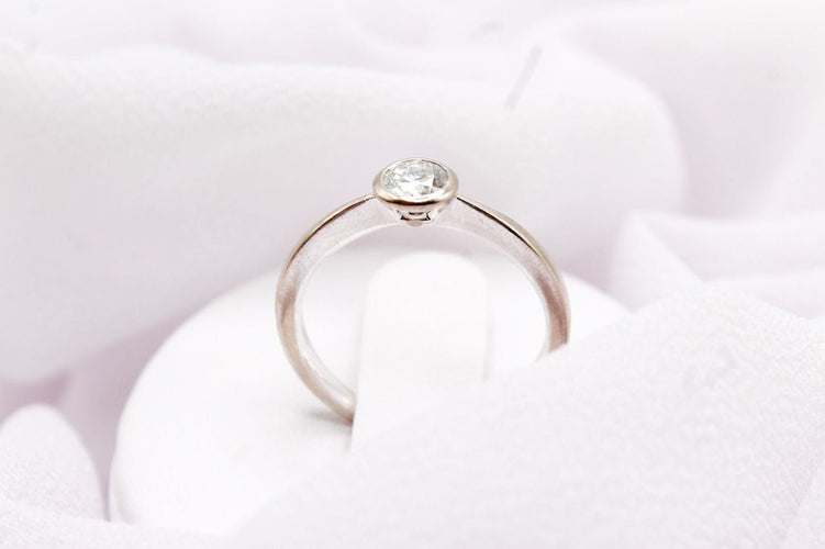 Bague Bague solitaire serti clos or blanc et diamant 0,35 ct G VS 58 Facettes 240328