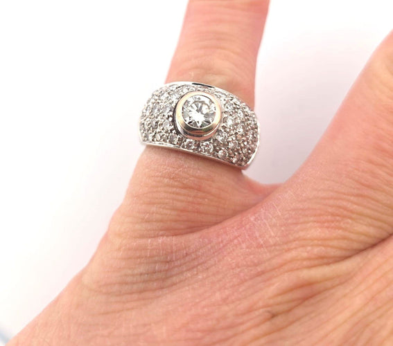 Bague 54 Bague en or blanc massif avec diamant central et pavé de diamants. 58 Facettes