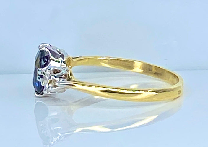 Bague 55 Bague en or jaune 18 carats : saphir épaulé de 2 diamants 58 Facettes AB549