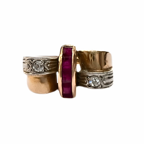 Bague 59 BAGUE CHEVALIER OU BAGUE RÉTRO DES ANNÉES 1940, OR 18 KT AVEC DIAMANTS ET RUBIS 58 Facettes Q306B