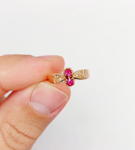 Bague 51.5 Bague antique or rose, rubis synthétiques et perles 58 Facettes A05426