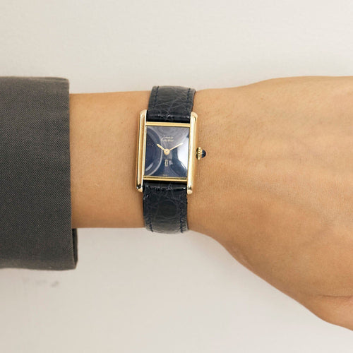 Montre Cartier - Montre Modèle "Tank Must" en argent, plaqué or et cadran bleu. 58 Facettes