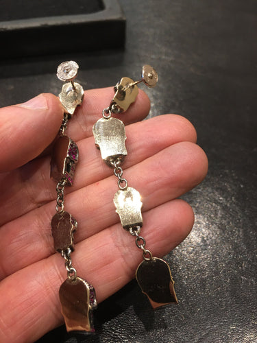 Boucles d'oreilles Paire de pendants d’oreilles « Têtes De Mort » Or, Rubis, Diamants Noirs 58 Facettes