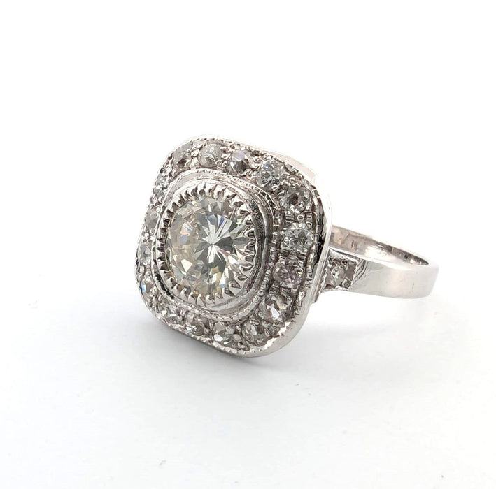 Bague 54 Bague en or blanc, important diamant central et diamants latéraux 58 Facettes