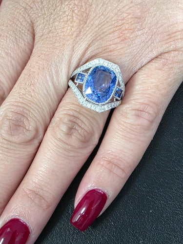 Bague 52 Bague princière en or blanc 18 carats avec un saphir de Ceylan certifié au centre, des saphirs latéraux et des diamants 58 Facettes