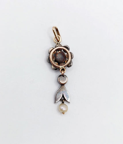 Pendentif Pendentif victorien fleur or jaune et argent, diamants taille roses sur paillon et perle (circa 1880) 58 Facettes A05643