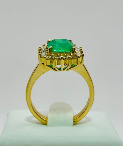 Bague Bague en or jaune avec une émeraude et des diamants 58 Facettes 50290