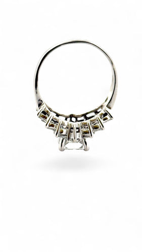 Bague en or blanc 18 carats ornée de diamants