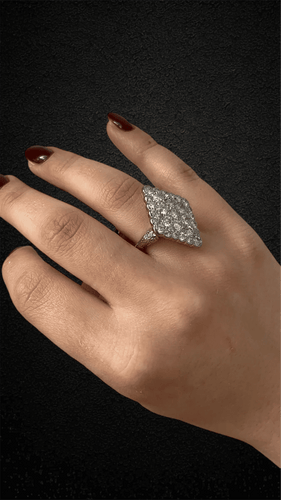 Splendido Anello Romboidale con Diamanti