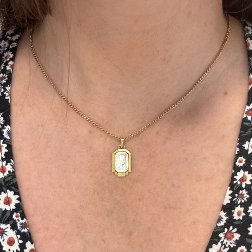 Pendentif Médaille religieuse en or jaune et plaque de nacre 58 Facettes REF24066-229