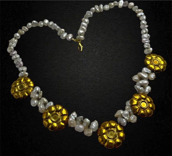 Collier Collier avec perles de rivière et marguerites dorées 58 Facettes