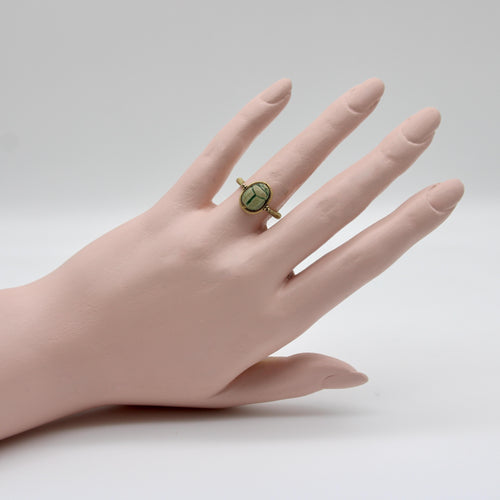 Bague Bague pivotante en or 14 carats style victorien avec motif scarabée de style néo-égyptien 58 Facettes A20030