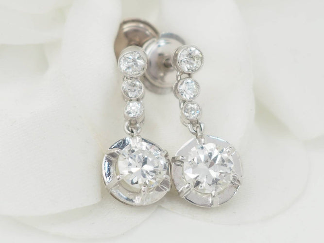 Boucles d'oreilles Dormeuses anciennes en or blanc et diamants 58 Facettes 32108 O