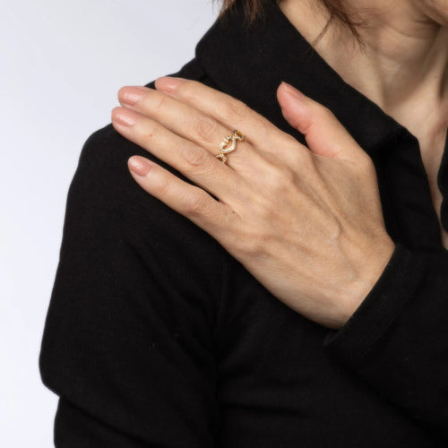 Bague 51 Bague C de Cartier en or jaune 18 carats, diamants, taille 5,75, anneau en forme de cœur, vers 2001 58 Facettes G13167