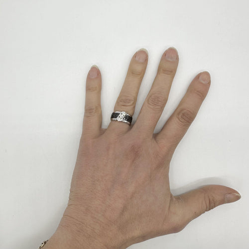 Bague or blanc, diamants blancs et noirs