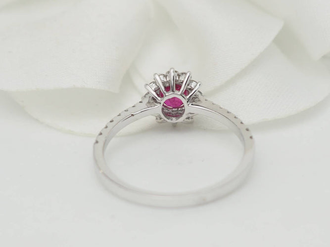 Bague 53 Bague marguerite en or blanc, rubis 0.45ct et diamants 58 Facettes 33178