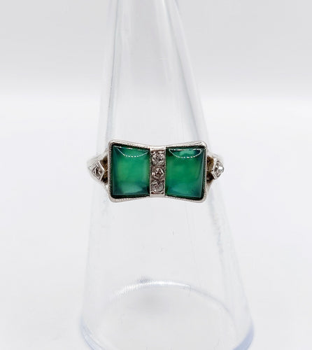 Bague 52.5 Bague tank nœud Art déco en or blanc 18k et platine, diamants et pierres vertes 58 Facettes A06581