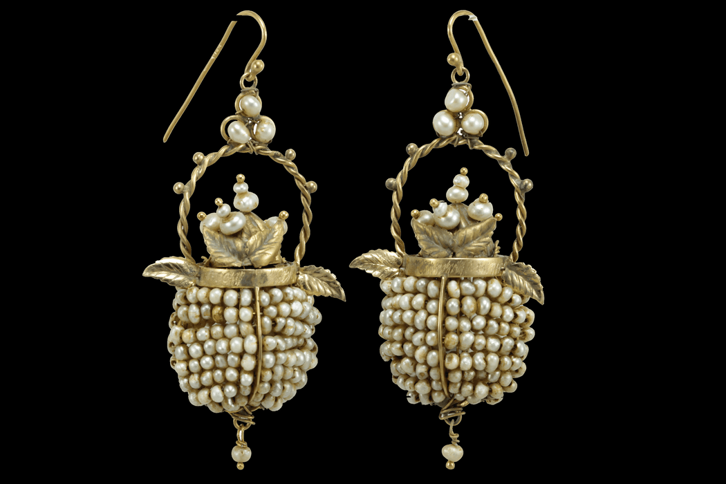 Boucles d'oreilles Boucles d'oreilles dorées perles anciennes 58 Facettes 7312