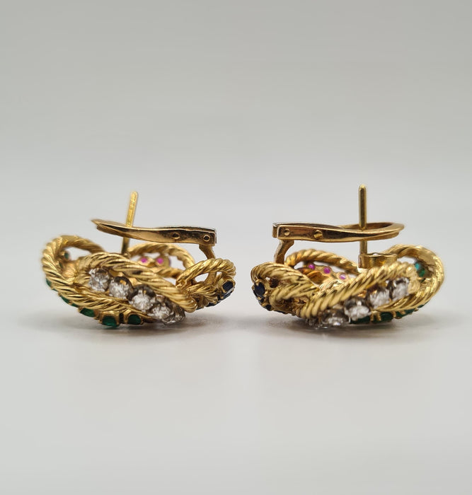 BOUCHERON - Boucles d’oreilles or jaune serties de diamants, saphirs, émeraudes et rubis