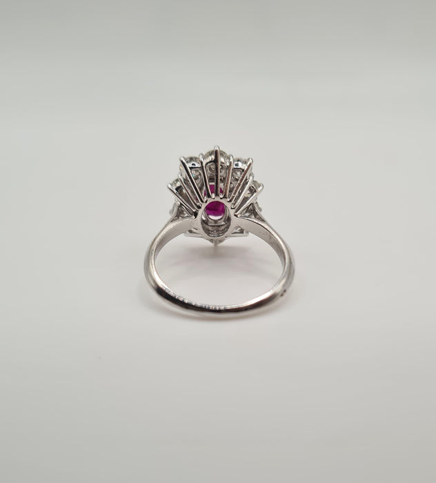 Bague or blanc sertie d’un rubis et diamants