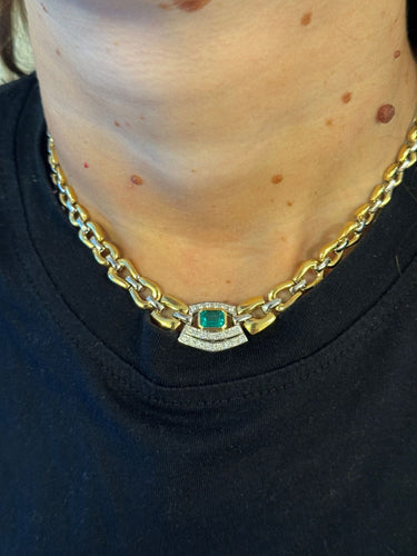 Collier Collier ras-de-cou en or jaune et blanc des années 1980, orné d'émeraudes et de diamants 58 Facettes