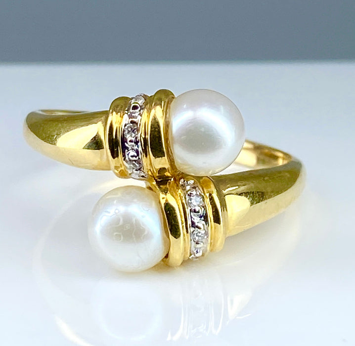 Bague en or jaune, 2 perles et 6 diamants