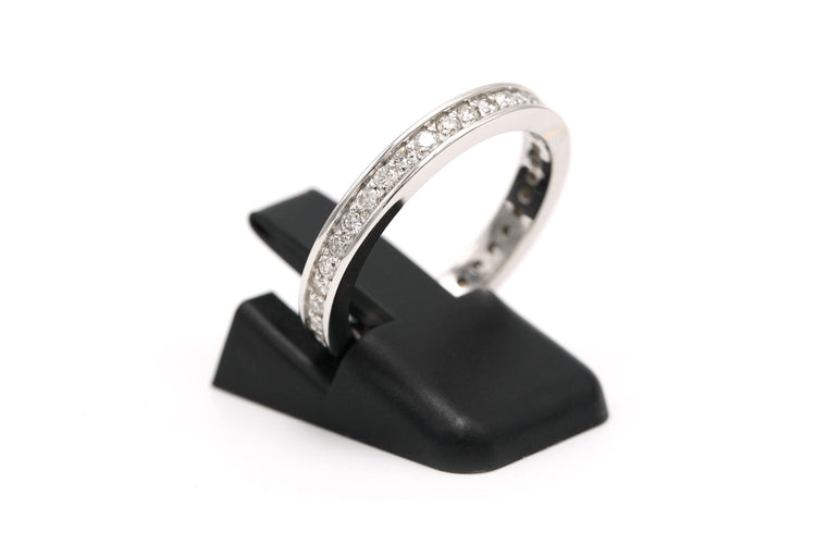 Bague 55 Alliance américaine contemporaine en or blanc sertie de diamants 58 Facettes 22185